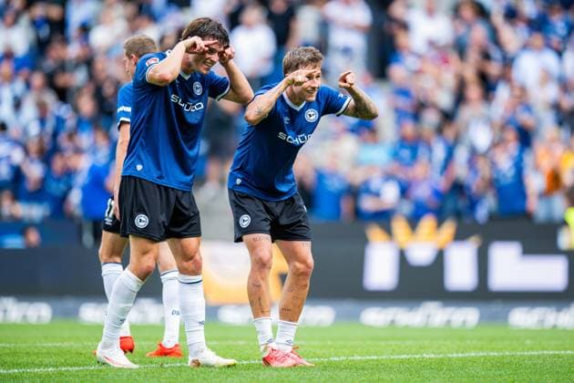 16.08.2026 - Fußball, 2026 2027, 2. Bundesliga, 2. Spieltag, DSC Arminia Bielefeld - FC Energie Cottbus: (R) Joel Grodowski (Bielefeld) jubelt nach seinem Tor zum 3:0 mit (L) Maximilian Großer (Bielefeld) DFL REGULATIONS PROHIBIT ANY USE OF PHOTOGRAPHS AS IMAGE SEQUENCES AND OR QUASI-VIDEO. *** August 16, 2026 Soccer, 2026–2027, 2. Bundesliga, Matchday 2, DSC Arminia Bielefeld vs. FC Energie Cottbus; R: Joel Grodowski; Bielefeld celebrates after his goal to make it 3–0; L: Maximilian Großer; Bielefeld; DFL regulations prohibit any use of photographs as image sequences and or quasi-video