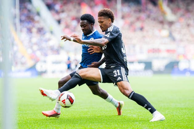 16.08.2026 - Fußball, 2026 2027, 2. Bundesliga, 2. Spieltag, DSC Arminia Bielefeld - FC Energie Cottbus: (L-R) Benjamin Boakye (Bielefeld), Justin Butler (Cottbus) DFL REGULATIONS PROHIBIT ANY USE OF PHOTOGRAPHS AS IMAGE SEQUENCES AND OR QUASI-VIDEO. *** August 16, 2026 Soccer, 2026–2027, 2. Bundesliga, Matchday 2, DSC Arminia Bielefeld vs. FC Energie Cottbus; Referee: Benjamin Boakye (Bielefeld), Justin Butler (Cottbus); DFL regulations prohibit any use of photographs as image sequences and or quasi-video