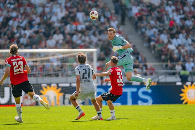Deutschland: 2. Bundesliga 2026 - 2027, 2. Spieltag - Hannover 96 vs VfL Wolfsburg - Heinz von Heiden Arena (Hannover): Leo Weinkauf (Hannover 96, 30) Klärungsversuch *** Germany 2. Bundesliga 2026–2027, Matchday 2: Hannover 96 vs. VfL Wolfsburg at Heinz von Heiden Arena, Hannover; Leo Weinkauf (Hannover 96), 30 (clearing attempt) Copyright: xTomxLauruschkatx