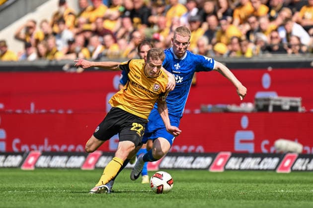 Fußball I Herren I Saison 2026-2027 I 2. Bundesliga I 2. Spieltag I SG Dynamo Dresden - SV Darmstadt 98 I 16.08.2026 Zweikampf Niklas Hauptmann (27, SG Dynamo Dresden) und Kai Klefisch (17, SV Darmstadt 98) Dresden Rudolf-Harbig-Stadion (Lennestr. 12) Sachsen Deutschland *** Soccer I Men s I 2026–2027 Season I 2. Bundesliga I Matchday 2 I SG Dynamo Dresden vs. SV Darmstadt 98 I August 16, 2026: A tackle between Niklas Hauptmann (27), SG Dynamo Dresden, and Kai Klefisch (17), SV Darmstadt 98 Dresden Rudolf Harbig Stadium, Lennestr. 12, Saxony, Germany Copyright: xLobeca InesxHähnelx