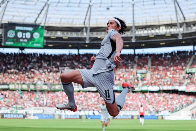 Fabian Reese (VfL Wolfsburg) bejubelt seinen Treffer zum 0:1 waehrend des Spiels der 2. Bundesliga zwischen Hannover 96 und VfL Wolfsburg, Heinz von Heiden Arena am 16. August 2026 in Hannover, Deutschland. (Foto von Marco Steinbrenner DeFodi Images) +++ Fabian Reese (VfL Wolfsburg) celebrates after scoring his teams first goal during the 2nd Bundesliga match between Hannover 96 and VfL Wolfsburg at Heinz von Heiden Arena on August 16, 2026 in Hanover, Germany. (Photo by Marco Steinbrenner DeFodi Images) DFB DFL REGULATIONS PROHIBIT ANY USE OF PHOTOGRAPHS AS IMAGE SEQUENCES AND OR QUASI-VIDEO. (Photo by Marco Steinbrenner DeFodi Images) - *** Fabian Reese of VfL Wolfsburg celebrates his goal to make it 0–1 during the 2. Bundesliga match between Hannover 96 and VfL Wolfsburg, Heinz von Heiden Arena on August 16, 2026, in Hanover, Germany. Photo by Marco Steinbrenner, DeFodi Images. Fabian Reese of VfL Wolfsburg celebrates after scoring his team’s first goal during the 2. Bundesliga match between Hannover 96 and VfL Wolfsburg at Heinz von Heiden Arena on August 16, 2026 in Hanover, Germany. Photo by Marco Steinbrenner, DeFodi Images. DFB and DFL regulations prohibit any use of photographs as image sequences and or quasi-video. Photo by Marco Steinbrenner, DeFodi Images.