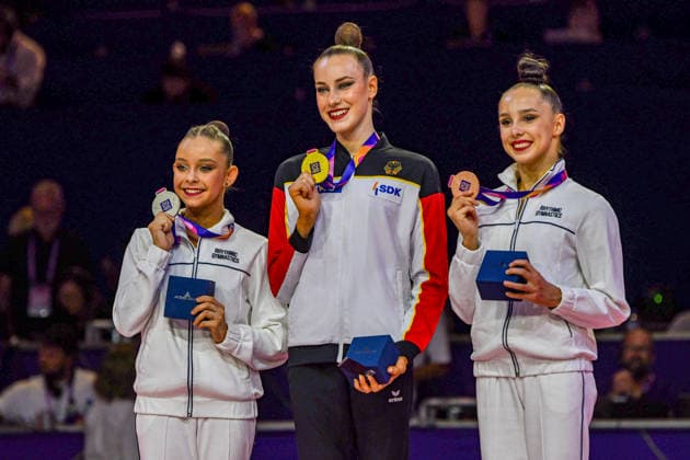 Sport Bilder des Tages August 16, 2026, Frankfurt, Hesse, Germany: The silver medalist representing World Gymnastics 2 SOFIA ILTERIAKOVA (left), gold medalist of Germany DARJA VARFOLOMEEV (center) and bronze medalist MARIIA BORISOVA, show off their medals in the 42nd Rhythmic gymnastics, Rhythmische Sportgymnastik, RSG World Championships individual ball finals in the Festhalle in Frankfurt, Hesse, Germany on Sunday, August 16, 2026. 2026 Rhythmic Gymnastics World Championships Individual Finals  - ZUMAd168 20260816_zsp_d168_049 Copyright: xKaixDambachx