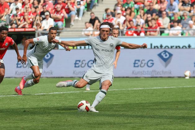 Sport Bilder des Tages 16.08.2026, xtgx, Fussball 2. Bundesliga, Hannover 96 - VfL Wolfsburg, v.l. Fabian Reese (Wolfsburg, 11) schiesst Tor, schießt, Torschuetze, erzielt Tor, Treffer, scores the goal Elfmeter (DFL DFB REGULATIONS PROHIBIT ANY USE OF PHOTOGRAPHS as IMAGE SEQUENCES and or QUASI-VIDEO) Hannover *** August 16, 2026, xtgx, Soccer 2. Bundesliga, Hannover 96 vs. VfL Wolfsburg, from left: Fabian Reese (Wolfsburg), 11 scores a goal, shoots, goal scorer, scores a goal, goal, scores the goal, penalty kick, DFL, DFB REGULATIONS PROHIBIT ANY USE OF PHOTOGRAPHS as IMAGE SEQUENCES and or QUASI-VIDEO, Hannover