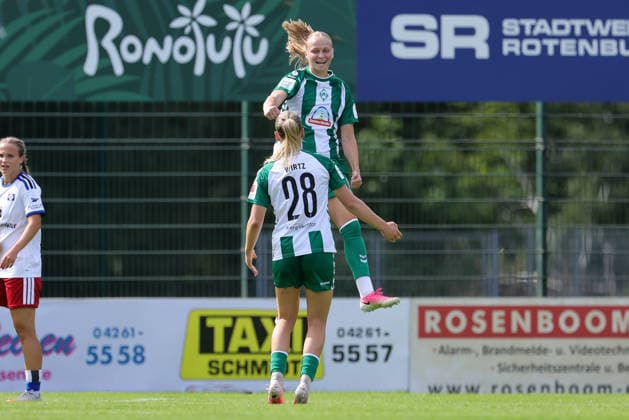 v.li.: Juliane Wirtz (SV Werder Bremen, 28) und Torschützin Isabella Jaron (SV Werder Bremen, 11) mit Torjubel, Jubel, jubeln, jubelt, optimistisch, Spielszene, Highlight, Freude über das Tor zum 1:0, 16.08.2026, Rotenburg (Wümme) (Deutschland), Fussball, Testspiel Frauen, SV Werder Bremen - Hamburger SV *** From left: Juliane Wirtz of SV Werder Bremen, 28, and goal scorer Isabella Jaron of SV Werder Bremen, 11, celebrating the goal, celebration, celebrating, optimistic, game action, highlight, joy over the 1–0 goal, August 16, 2026, Rotenburg Wümme, Germany, soccer, women’s friendly, SV Werder Bremen vs. Hamburger SV xobx