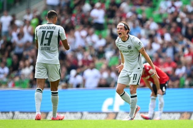 2. Bundesliga - Hannover 96 - VfL Wolfsburg am 16.08.2026 in der HDI Arena in Hannover Fabian Reese (Wolfsburg) jubelt nach dem Sieg, *** 2. Bundesliga: Hannover 96 vs. VfL Wolfsburg on August 16, 2026, at the HDI Arena in Hannover. Fabian Reese of Wolfsburg celebrates after the victory, MT
