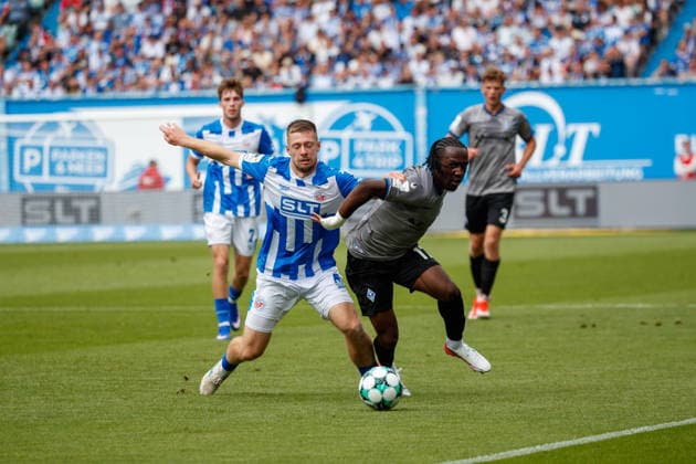 links Jonas Dirkner (Rostock) gegen Darnell Keumo (Waldhof) ; GER, FC Hansa Rostock vs. SV Waldhof Mannheim, Fußball, Männer, 3.Liga, 02.Spieltag, Spielzeit 2026 2027, 16.08.2026 Rostock Ostseestadion Mecklenburg - Vorpommern Deutschland *** Left: Jonas Dirkner (Rostock) vs. Darnell Keumo (Waldhof), GER; FC Hansa Rostock vs. SV Waldhof Mannheim; Soccer; Men; 3rd Division; Matchday 2; 2026–2027 Season; August 16, 2026, Rostock Ostseestadion, Mecklenburg-Western Pomerania, Germany