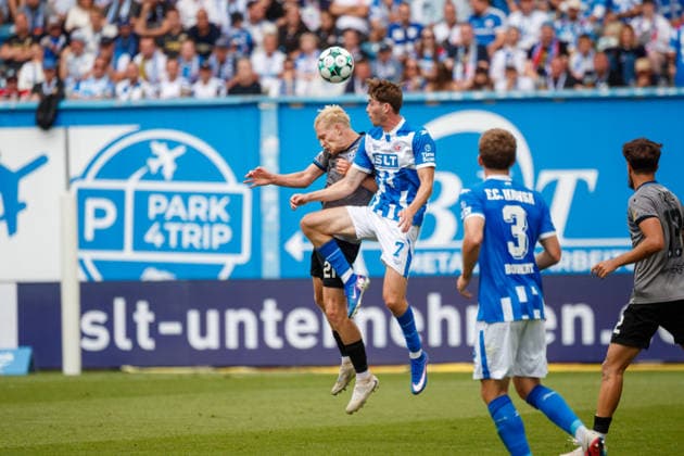 vorn Bernie Lennemann (Rostock) gegen Julian Rieckmann (Waldhof) ; GER, FC Hansa Rostock vs. SV Waldhof Mannheim, Fußball, Männer, 3.Liga, 02.Spieltag, Spielzeit 2026 2027, 16.08.2026 Rostock Ostseestadion Mecklenburg - Vorpommern Deutschland *** Starting lineup: Bernie Lennemann (Rostock) vs. Julian Rieckmann (Waldhof GER), FC Hansa Rostock vs. SV Waldhof Mannheim, Soccer, Men, 3rd Division, Matchday 2, 2026–2027 Season, August 16, 2026, Rostock Ostseestadion, Mecklenburg-Western Pomerania, Germany
