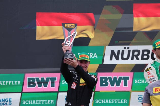 Nürburg, Deutschland 15.- 16. August 2026: DTM - 2026 - Nürburgring - Rennen 2 Sonntag Im Bild: Tom Kalender (GER 84) jubelt mit Pokal auf dem Podium Nürburgring Rheinland-Pfalz *** Nürburg, Germany, August 15–16, 2026; 2026 DTM Nürburgring Race 2, Sunday; Pictured: Tom Kalender (GER 84) celebrates with the trophy on the podium at the Nürburgring, Rhineland-Palatinate Copyright: xFotostandx xFWMEDIAx