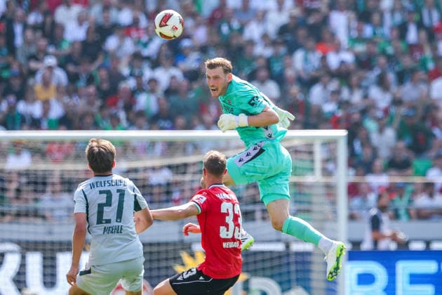 2026.08.16, xkwix, Fußball, 2. Bundesliga, Hannover 96 - VfL Wolfsburg, Heinz von Heiden Arena, 2.Spieltag, Saison 2026 2027: Leo Weinkauf (Hannover 96 30) beim Kopfball in der Luft im Zweikampf mit Joakim Maehle (VfL Wolfsburg 21) und Maurice Neubauer (Hannover 96 33) DFB regulations prohibit any use of photographs as image sequences and or quasi-video. Photo: xKamilxWilkowskixPressefotoKochx Niedersachsen Deutschland *** August 16, 2026, xkwix, Soccer, 2. Bundesliga, Hannover 96 vs. VfL Wolfsburg, Heinz von Heiden Arena, Matchday 2, 2026–2027 Season: Leo Weinkauf (Hannover 96, No. 30) in mid-air during a header duel with Joakim Maehle (VfL Wolfsburg, No. 21) and Maurice Neubauer (Hannover 96, No. 33). DFB regulations prohibit any use of photographs as image sequences and or quasi-video. Photo xKamilxWilkowskixPressefotoKochx Lower Saxony, Germany