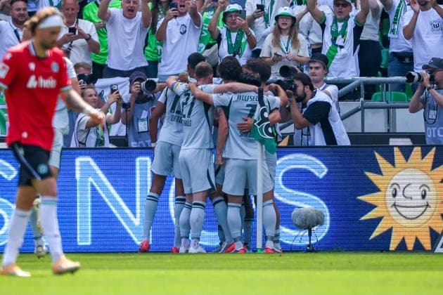 2026.08.16, xkwix, Fußball, 2. Bundesliga, Hannover 96 - VfL Wolfsburg, Heinz von Heiden Arena, 2.Spieltag, Saison 2026 2027: Tor zum 0:1 durch Fabian Reese (VfL Wolfsburg 11) nach Elfmeter und die Mannschaft Jubelt DFB regulations prohibit any use of photographs as image sequences and or quasi-video. Photo: xKamilxWilkowskixPressefotoKochx Niedersachsen Deutschland *** August 16, 2026, xkwix, Soccer, 2. Bundesliga, Hannover 96 vs. VfL Wolfsburg, Heinz von Heiden Arena, Matchday 2, 2026–2027 season: Fabian Reese scores the 0–1 goal for VfL Wolfsburg in the 11th minute on a penalty kick, and the team celebrates. DFB regulations prohibit any use of photographs as image sequences and or quasi-video. Photo: xKamilxWilkowskixPressefotoKochx, Lower Saxony, Germany