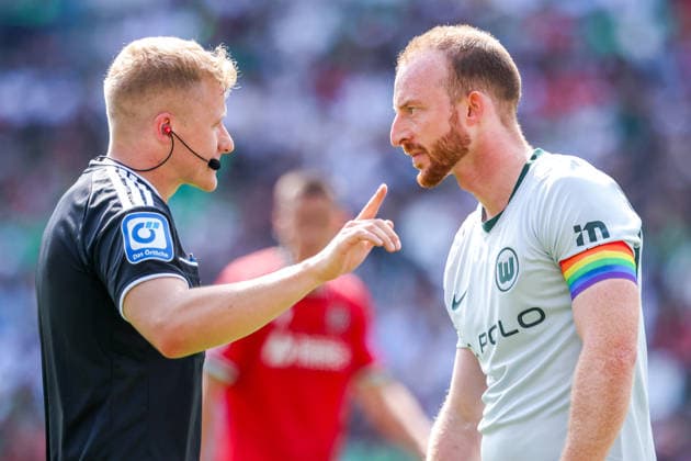 2026.08.16, xkwix, Fußball, 2. Bundesliga, Hannover 96 - VfL Wolfsburg, Heinz von Heiden Arena, 2.Spieltag, Saison 2026 2027: Maximilian Arnold (VfL Wolfsburg 27) diskutiert mit Schiedsrichter Timo Gansloweit DFB regulations prohibit any use of photographs as image sequences and or quasi-video. Photo: xKamilxWilkowskixPressefotoKochx Niedersachsen Deutschland *** August 16, 2026, xkwix, Soccer, 2. Bundesliga, Hannover 96 vs. VfL Wolfsburg, Heinz von Heiden Arena, Matchday 2, 2026–2027 Season, Maximilian Arnold (VfL Wolfsburg, 27) discusses the play with referee Timo Gansloweit. DFB regulations prohibit any use of photographs as image sequences and or quasi-video. Photo: xKamilxWilkowskixPressefotoKochx, Lower Saxony, Germany