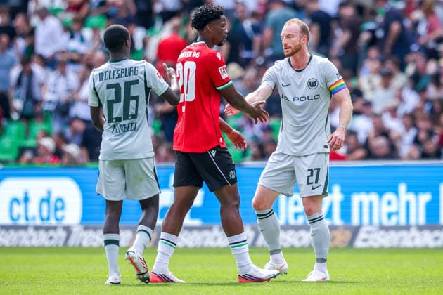 2026.08.16, xkwix, Fußball, 2. Bundesliga, Hannover 96 - VfL Wolfsburg, Heinz von Heiden Arena, 2.Spieltag, Saison 2026 2027: Ime Okon (Hannover 96 20) schlaegt nach Abpfiff ein mit Maximilian Arnold (VfL Wolfsburg 27) DFB regulations prohibit any use of photographs as image sequences and or quasi-video. Photo: xKamilxWilkowskixPressefotoKochx Niedersachsen Deutschland *** August 16, 2026, xkwix, Soccer, 2. Bundesliga, Hannover 96 vs. VfL Wolfsburg, Heinz von Heiden Arena, Matchday 2, 2026–2027 Season: Ime Okon of Hannover 96 scores in the 20th minute after the final whistle against Maximilian Arnold of VfL Wolfsburg (27). DFB regulations prohibit any use of photographs as image sequences and or quasi-video. Photo: xKamilxWilkowskixPressefotoKochx, Lower Saxony, Germany
