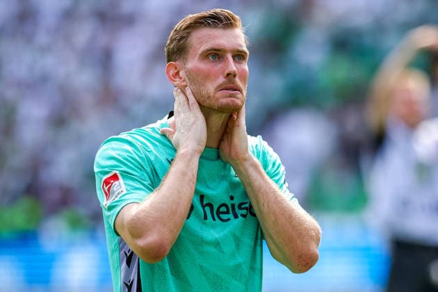 2026.08.16, xkwix, Fußball, 2. Bundesliga, Hannover 96 - VfL Wolfsburg, Heinz von Heiden Arena, 2.Spieltag, Saison 2026 2027: Leo Weinkauf (Hannover 96 30) enttaeuscht nach Abpfiff klatscht zu Fans DFB regulations prohibit any use of photographs as image sequences and or quasi-video. Photo: xKamilxWilkowskixPressefotoKochx Niedersachsen Deutschland *** August 16, 2026, xkwix, Soccer, 2. Bundesliga, Hannover 96 vs. VfL Wolfsburg, Heinz von Heiden Arena, Matchday 2, 2026–2027 season: Leo Weinkauf of Hannover 96, looking disappointed, claps for the fans after the final whistle. DFB regulations prohibit any use of photographs as image sequences and or quasi-video. Photo: xKamilxWilkowskixPressefotoKochx, Lower Saxony, Germany