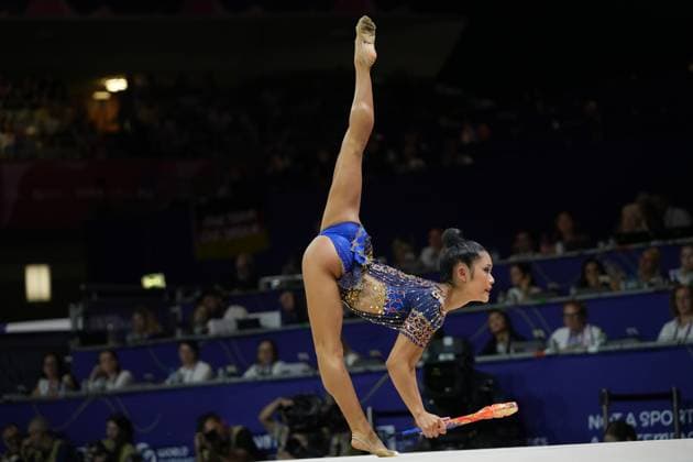 Die Gymnastin aus den USA führt bei der Weltmeisterschaft der rhythmischen Sportgymnastik 2026 in der Festhalle Frankfurt eine Keulenübung mit extremer Rückbeuge und senkrecht gestrecktem Standbein aus. Das blaue, mit Strasssteinen besetzte Wettkampf-Trikot und die präzise Körperspannung unterstreichen die Qualität der Darbietung. Gymnastin aus den USA bei Keulenübung mit extremer Rückbeuge bei Weltmeisterschaft Frankfurt *** At the 2026 World Championships in Rhythmic Gymnastics at the Festhalle in Frankfurt, the gymnast from the U.S. performs a clubs routine featuring an extreme backbend and a vertically extended supporting leg. The blue, rhinestone-studded competition leotard and her precise body tension highlight the quality of the performance. U.S. gymnast performing a clubs routine with an extreme backbend at the World Championships in Frankfurt Copyright: xspeedshotx