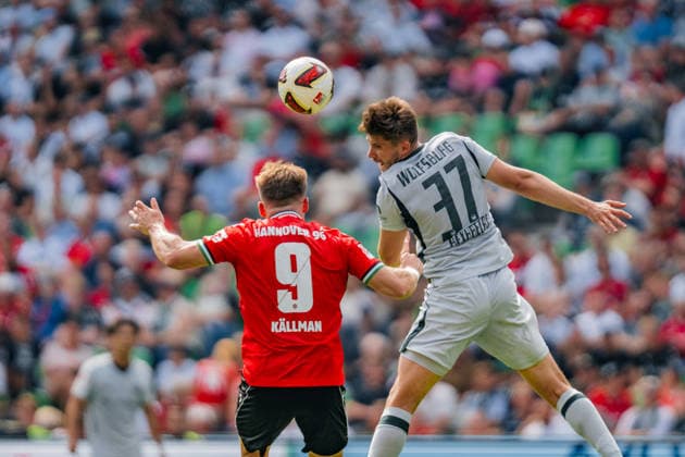 Deutschland: 2. Bundesliga 2026 - 2027, 2. Spieltag - Hannover 96 vs VfL Wolfsburg - Heinz von Heiden Arena (Hannover): Elvis Rexhbecaj (VfL Wolfsburg, 37) und Benjamin Källman (Hannover 96, 9) im Kopfballduell *** Germany 2. Bundesliga 2026–2027, Matchday 2: Hannover 96 vs. VfL Wolfsburg at Heinz von Heiden Arena in Hannover; Elvis Rexhbecaj (VfL Wolfsburg, 37) and Benjamin Källman (Hannover 96, 9) in a header duel Copyright: xTomxLauruschkatx