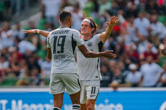 Deutschland: 2. Bundesliga 2026 - 2027, 2. Spieltag - Hannover 96 vs VfL Wolfsburg - Heinz von Heiden Arena (Hannover): Fabian Reese (VfL Wolfsburg, 11) und Robert Glatzel (VfL Wolfsburg, 19) Abpfiff, Jubel, Freude, Emotionen, nach dem Spiel *** Germany 2. Bundesliga 2026–2027, Matchday 2: Hannover 96 vs. VfL Wolfsburg at Heinz von Heiden Arena in Hannover; Fabian Reese (VfL Wolfsburg, 11) and Robert Glatzel (VfL Wolfsburg, 19); final whistle, cheering, joy, emotions, post-match Copyright: xTomxLauruschkatx
