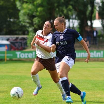 Rachel Rinast vom FC St. Pauli kämpft im Laufduell mit Nina Rolfes ( 3; SV Meppen) um den Ball auf dem Rasen der Adolf-Jäger-Kampfbahn in Hamburg. Beide Spielerinnen sind in vollem Sprint, der Ball liegt knapp vor ihnen. Rachel Rinast ( 31; FC St. Pauli) im Zweikampf gegen Nina Rolfes ( 3; SV Meppen) *** Rachel Rinast of FC St. Pauli battles Nina Rolfes 3 of SV Meppen for the ball on the field at the Adolf Jäger Kampfbahn in Hamburg. Both players are sprinting at full speed, with the ball lying just ahead of them. Rachel Rinast (No. 31, FC St. Pauli) is locked in a duel with Nina Rolfes (No. 3, SV Meppen). Copyright: xspeedshotx xAndreasxTolksdorfx