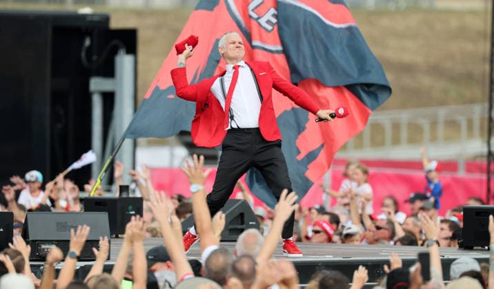 RB Leipzig Ð Saisoneroeffnung Bundesliga Leipzig, 16.08.2026, Festwiese vor der Red Bull Arena, Fussball, 1.Bundesliga, RB Leipzig, Saisoneröffnung , Im Bild: Season Heat Up 2026. Bühne.Stadionsprecher Tim Thoelke. , Nur zur redaktionellen Nutzung. Only editorial use. , *** RB Leipzig – Bundesliga Season Opener, Leipzig, August 16, 2026, Festwiese in front of the Red Bull Arena, Soccer, Bundesliga 1, RB Leipzig, Season Opener, Pictured: Season Heat Up 2026 stage, stadium announcer Tim Thoelke, For editorial use only, Picture Point