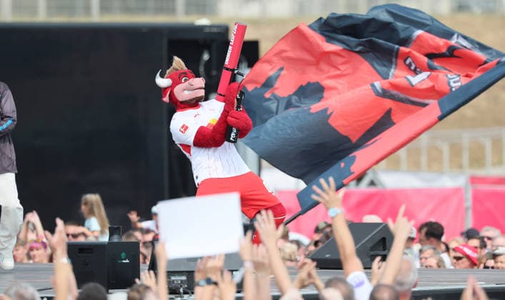 RB Leipzig Ð Saisoneroeffnung Bundesliga Leipzig, 16.08.2026, Festwiese vor der Red Bull Arena, Fussball, 1.Bundesliga, RB Leipzig, Saisoneröffnung , Im Bild: Season Heat Up 2026. Bühne. Maskottchen Bulli. , Nur zur redaktionellen Nutzung. Only editorial use. , *** RB Leipzig – Bundesliga Season Opener, Leipzig, August 16, 2026, Festwiese in front of the Red Bull Arena, Soccer, Bundesliga 1, RB Leipzig, Season Opener, Pictured: Season Heat Up 2026 stage, mascot Bulli, For editorial use only, Picture Point