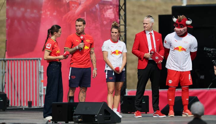 RB Leipzig Ð Saisoneroeffnung Bundesliga Leipzig, 16.08.2026, Festwiese vor der Red Bull Arena, Fussball, 1.Bundesliga, RB Leipzig, Saisoneröffnung , Im Bild: Season Heat Up 2026. Bühne. Vorstellung der Mannschaften. RB Stadionmoderatorin Clara Mohr, Kapitän David Raum (22, RB Leipzig), Kapitänin Sandra Starke, RB Stadionsprecher Tim Thoelke, RBL Maskottchen Bulli. , Nur zur redaktionellen Nutzung. Only editorial use. , *** RB Leipzig – Bundesliga Season Opener, Leipzig, August 16, 2026, Festival Grounds in front of the Red Bull Arena, Soccer, Bundesliga 1, RB Leipzig, Season Opener, Pictured: Season Heat Up 2026 stage, team introductions, RB stadium announcer Clara Mohr, captain David Raum (No. 22), RB Leipzig, captain Sandra Starke, RB stadium announcer Tim Thoelke, RBL mascot Bulli, For editorial use only, Picture Point