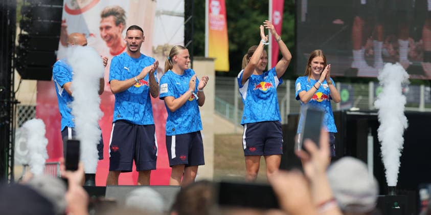 RB Leipzig Ð Saisoneroeffnung Bundesliga Leipzig, 16.08.2026, Festwiese vor der Red Bull Arena, Fussball, 1.Bundesliga, RB Leipzig, Saisoneröffnung , Im Bild: Season Heat Up 2026. Bühne. Vorstellung der Mannschaften. Torhüter und Torhüterinnen. , Nur zur redaktionellen Nutzung. Only editorial use. , *** RB Leipzig – Bundesliga Season Opener, Leipzig, August 16, 2026, Festival grounds in front of the Red Bull Arena, soccer, Bundesliga 1, RB Leipzig, season opener, Pictured: Season Heat Up 2026 stage, team presentation, male and female goalkeepers, For editorial use only, Picture Point