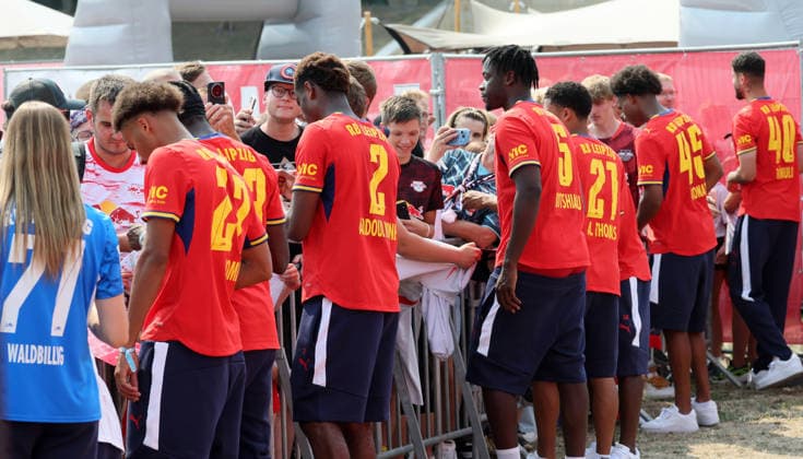 RB Leipzig Ð Saisoneroeffnung Bundesliga Leipzig, 16.08.2026, Festwiese vor der Red Bull Arena, Fussball, 1.Bundesliga, RB Leipzig, Saisoneröffnung , Im Bild: Season Heat Up 2026. Bühne. Vorstellung der Mannschaften. Spieler schreiben Autogramme. , Nur zur redaktionellen Nutzung. Only editorial use. , *** RB Leipzig – Bundesliga Season Opener, Leipzig, August 16, 2026, Festival grounds in front of the Red Bull Arena, soccer, Bundesliga 1, RB Leipzig, season opener, Pictured: Season Heat Up 2026 stage, team presentation, players signing autographs, For editorial use only, Picture Point