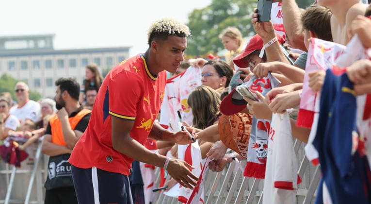 RB Leipzig Ð Saisoneroeffnung Bundesliga Leipzig, 16.08.2026, Festwiese vor der Red Bull Arena, Fussball, 1.Bundesliga, RB Leipzig, Saisoneröffnung , Im Bild: Season Heat Up 2026. Bühne. Vorstellung der Mannschaften. Spieler schreiben Autogramme. Antonio Nusa (7, RB Leipzig). , Nur zur redaktionellen Nutzung. Only editorial use. , *** RB Leipzig – Bundesliga Season Opener, Leipzig, August 16, 2026, Festival grounds in front of the Red Bull Arena, soccer, Bundesliga 1, RB Leipzig, season opener, Pictured: Season Heat Up 2026 stage, team presentation, players signing autographs, Antonio Nusa 7, RB Leipzig, For editorial use only, Picture Point