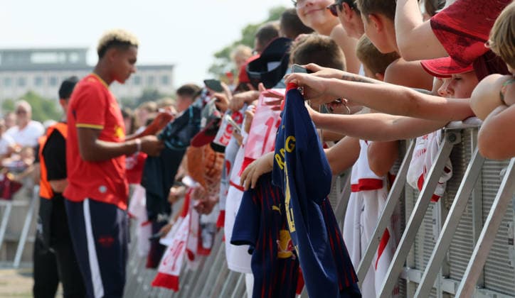 RB Leipzig Ð Saisoneroeffnung Bundesliga Leipzig, 16.08.2026, Festwiese vor der Red Bull Arena, Fussball, 1.Bundesliga, RB Leipzig, Saisoneröffnung , Im Bild: Season Heat Up 2026. Bühne. Vorstellung der Mannschaften. Spieler schreiben Autogramme. , Nur zur redaktionellen Nutzung. Only editorial use. , *** RB Leipzig – Bundesliga Season Opener, Leipzig, August 16, 2026, Festival grounds in front of the Red Bull Arena, soccer, Bundesliga 1, RB Leipzig, season opener, Pictured: Season Heat Up 2026 stage, team presentation, players signing autographs, For editorial use only, Picture Point