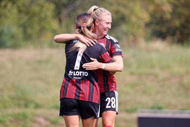 Herzogenaurach, Deutschland: 16.08.2026 - Testspiel - Olympique Lyon Frauen vs. Eintracht Frankfurt Frauen Im Bild: v.li. Torschützin Ereleta Memeti (SGE) macht das Tor zum 2:1 für Frankfurt und jubelt mit Rebecka Blomqvist (SGE) *** Herzogenaurach, Germany, August 16, 2026 Friendly match: Olympique Lyon Women vs. Eintracht Frankfurt Women. Pictured, from left: Goal scorer Ereleta Memeti (SGE) scores the goal to make it 2–1 for Frankfurt and celebrates with Rebecka Blomqvist (SGE). Copyright: HMBxMedia MadeleinexFantini