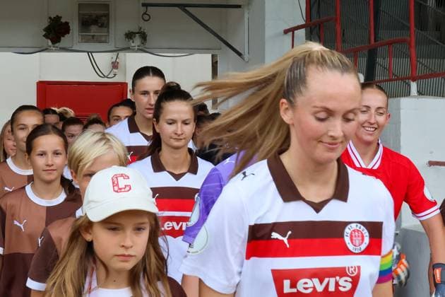 Annie Kingman Brüning ( 14; FC St. Pauli) führt die Mannschaft beim Einlaufen an, begleitet von Einlaufkindern und weiteren Spielerinnen beider Teams. Die Gruppe betritt das Spielfeld der Adolf-Jäger-Kampfbahn in Hamburg. Annie Kingman Brüning ( 14; FC St. Pauli) beim Einlaufen in die Adolf-Jäger-Kampfbahn *** Annie Kingman Brüning, No. 14 of FC St. Pauli, leads the team onto the field, accompanied by children and other players from both teams. The group enters the field at the Adolf Jäger Kampfbahn in Hamburg. Annie Kingman Brüning, No. 14 of FC St. Pauli, during the team s entrance onto the field at the Adolf Jäger Kampfbahn. Copyright: xspeedshotx xAndreasxTolksdorfx