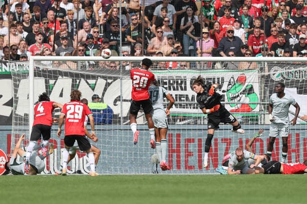 16.08.2026, xtgx, Fussball 2. Bundesliga, Hannover 96 - VfL Wolfsburg, v.l. Ime Okon (Hannover, 20) schiesst den Ball aufs Tor, Torschuss, Schuss (DFL DFB REGULATIONS PROHIBIT ANY USE OF PHOTOGRAPHS as IMAGE SEQUENCES and or QUASI-VIDEO) Hannover *** August 16, 2026, xtgx, Soccer 2. Bundesliga, Hannover 96 vs. VfL Wolfsburg, from left: Ime Okon (Hannover), No. 20 shoots the ball toward the goal, shot on goal, shot DFL DFB REGULATIONS PROHIBIT ANY USE OF PHOTOGRAPHS as IMAGE SEQUENCES and or QUASI-VIDEO Hannover