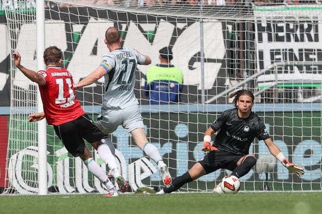 16.08.2026, xtgx, Fussball 2. Bundesliga, Hannover 96 - VfL Wolfsburg, v.l. Benedikt Pichler (Hannover, 11) Jakub Zielinski (Wolfsburg, 30) schiesst den Ball aufs Tor, Torschuss, Schuss (DFL DFB REGULATIONS PROHIBIT ANY USE OF PHOTOGRAPHS as IMAGE SEQUENCES and or QUASI-VIDEO) Hannover *** August 16, 2026, xtgx, Soccer 2. Bundesliga, Hannover 96 vs. VfL Wolfsburg, from left: Benedikt Pichler (Hannover), 11 Jakub Zielinski (Wolfsburg), 30 shoots the ball toward the goal, shot on goal, shot DFL DFB REGULATIONS PROHIBIT ANY USE OF PHOTOGRAPHS as IMAGE SEQUENCES and or QUASI-VIDEO Hannover