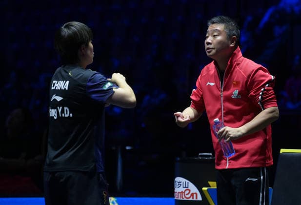 (260816) -- MALMO, Aug. 16, 2026 -- Wang Yidi (L) of China listens to coach Zheng Changgong during the women s singles semifinal match against Harimoto Miwa of Japan at the WTT Europe Smash Sweden 2026 in Malmo, Sweden, Aug. 16, 2026. ) (SP)SWEDEN-MALMO Table tennis, Tischtennis WTT EUROPE SMASH 2026-WOMEN SINGLES WengxXinyang 