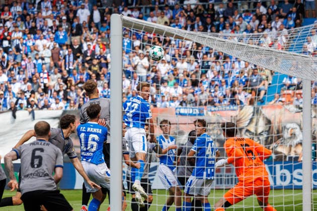 hinten nr.17 Florian Carstens (Rostock) köpft hier den 3:3 Ausgleich; GER, FC Hansa Rostock vs. SV Waldhof Mannheim, Fußball, Männer, 3.Liga, 02.Spieltag, Spielzeit 2026 2027, 16.08.2026 Rostock Ostseestadion Mecklenburg - Vorpommern Deutschland *** No. 17 Florian Carstens of Rostock heads in the 3-3 equalizer here. GER, FC Hansa Rostock vs. SV Waldhof Mannheim, Soccer, Men, 3rd Division, Matchday 2, 2026–2027 season, August 16, 2026, Rostock Ostseestadion, Mecklenburg-Western Pomerania, Germany