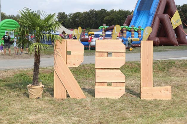 RB Leipzig: Saisoneröffnung Season Heat Up, 16.08.2026 Holz-Buchstaben RBL neben einer Palme. Sommer-Feeling. Symbolbild, Feature. Fußball-Bundesliga, Saison 2026 2027: Saisoneröffnung Season Heat Up von RB Leipzig am 16.08.2026 auf der Festwiese an der Red Bull Arena. *** RB Leipzig Season Opener Season Heat Up, August 16, 2026—wooden letters spelling RBL next to a palm tree, evoking a summer vibe (stock photo), Feature: Soccer Bundesliga, 2026–2027 season; RB Leipzig’s Season Heat Up season opener on August 16, 2026, at the Festwiese next to the Red Bull Arena Copyright: xBEAUTIFULxSPORTS JanxKaeferx