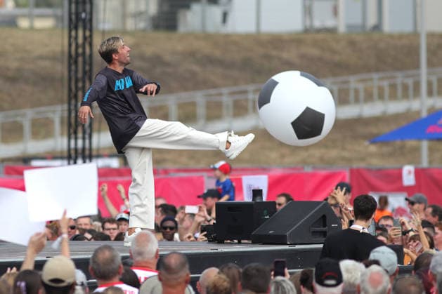 RB Leipzig: Saisoneröffnung Season Heat Up, 16.08.2026 Ex-Spieler Kevin Kampl stand auf der Bühne Rede und Antwort. Fußball-Bundesliga, Saison 2026 2027: Saisoneröffnung Season Heat Up von RB Leipzig am 16.08.2026 auf der Festwiese an der Red Bull Arena. *** RB Leipzig Season Opener Season Heat Up, August 16, 2026; Former player Kevin Kampl took the stage to answer questions; Bundesliga, 2026–2027 season. RB Leipzig’s Season Heat Up season opener on August 16, 2026, at the Festwiese next to the Red Bull Arena Copyright: xBEAUTIFULxSPORTS JanxKaeferx