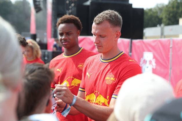 RB Leipzig: Saisoneröffnung Season Heat Up, 16.08.2026 Lukas Klostermann (16, RB Leipzig) schreibt Autogramme bei den Fans. Fußball-Bundesliga, Saison 2026 2027: Saisoneröffnung Season Heat Up von RB Leipzig am 16.08.2026 auf der Festwiese an der Red Bull Arena. *** RB Leipzig Season Opener Season Heat Up, August 16, 2026; Lukas Klostermann, 16, RB Leipzig signs autographs for fans. Bundesliga, 2026–2027 season. RB Leipzig’s Season Heat Up season opener on August 16, 2026, at the Festwiese next to the Red Bull Arena Copyright: xBEAUTIFULxSPORTS JanxKaeferx