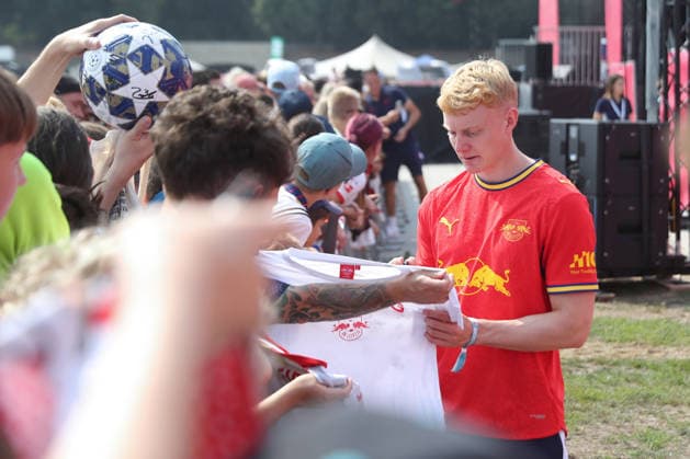 RB Leipzig: Saisoneröffnung Season Heat Up, 16.08.2026 Nicolas Seiwald (13, RB Leipzig) schreibt Autogramme bei den Fans. Fußball-Bundesliga, Saison 2026 2027: Saisoneröffnung Season Heat Up von RB Leipzig am 16.08.2026 auf der Festwiese an der Red Bull Arena. *** RB Leipzig Season Opener Season Heat Up, August 16, 2026, Nicolas Seiwald, 13, RB Leipzig signs autographs for fans. Bundesliga, 2026–2027 season. RB Leipzig’s Season Heat Up season opener on August 16, 2026, at the Festwiese next to the Red Bull Arena Copyright: xBEAUTIFULxSPORTS JanxKaeferx