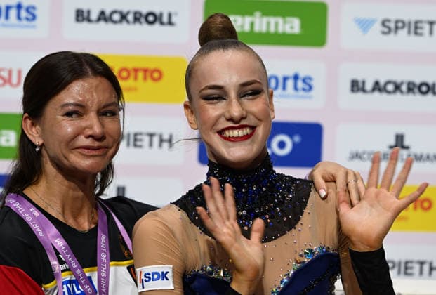 16.08.2026, xhbx, Rhythmische Sportgymnastik Weltmeisterschaft 2026, v.l. Trainer Julija Raskina, Darja Varfolomeev (Deutschland) Band Frankfurt am Main *** August 16, 2026, xhbx, 2026 Rhythmic Gymnastics World Championships, from left: Coach Julija Raskina, Darja Varfolomeev (Germany), ribbon, Frankfurt am Main