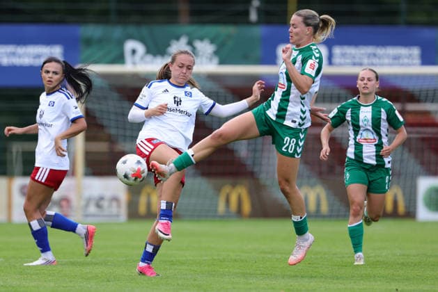 v.li.: Camilla Linberg (Hamburger SV, HSV, 7) und Juliane Wirtz (SV Werder Bremen, 28) im Zweikampf, Duell, Dynamik, Aktion, Action, Spielszene, 16.08.2026, Rotenburg (Wümme) (Deutschland), Fussball, Testspiel Frauen, SV Werder Bremen - Hamburger SV *** From left: Camilla Linberg (Hamburger SV, HSV), 7, and Juliane Wirtz (SV Werder Bremen), 28, in a one-on-one battle, duel, dynamic moment, action, game scene, August 16, 2026, Rotenburg Wümme, Germany, soccer, women’s friendly match, SV Werder Bremen vs. Hamburger SV xobx