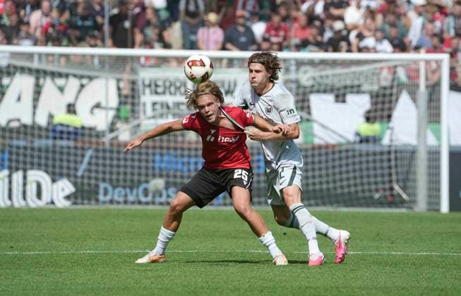 Foto : Lars GINDORF (H 96) gegen Mattias SVANBERG (Wolfsburg) Fussball 2. Liga , 2. Spieltag am So. 16.08.2026 Hannover 96 - VfL Wolfsburg *** Photo by Lars GINDORF: Hannover 96 vs. Mattias SVANBERG, Wolfsburg; German 2nd Division, Matchday 2 on Sunday, August 16, 2026; Hannover 96 vs. VfL Wolfsburg