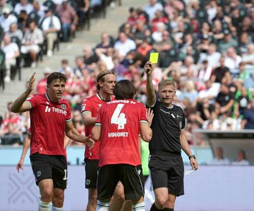 Foto : gelbe Karte von Schiri Timo Gansloweit gegen Jean HUGONET (H 96) nach einem Foul an Glatzel , dann gibt es Elfmeter für Wolfsburg Fussball 2. Liga , 2. Spieltag am So. 16.08.2026 Hannover 96 - VfL Wolfsburg *** Photo: Referee Timo Gansloweit shows a yellow card to Jean HUGONET of Hannover 96 after a foul on Glatzel; Wolfsburg is then awarded a penalty kick. German 2. Bundesliga, Matchday 2, Sunday, August 16, 2026: Hannover 96 vs. VfL Wolfsburg