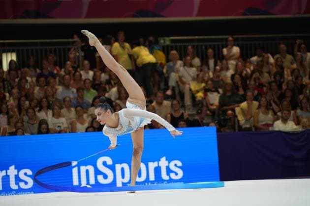 Alina Harnasko führt in der Festhalle Frankfurt eine Gleichgewichtspose mit gestrecktem Bein und Band aus. Das Publikum verfolgt die Übung bei der Weltmeisterschaft der rhythmischen Sportgymnastik 2026. Rhythmische Sportgymnastik – Turnerin mit Band bei der WM in Frankfurt *** Alina Harnasko performs a balancing pose with her leg extended and a ribbon at the Festhalle in Frankfurt. The audience watches the routine at the 2026 World Championships in Rhythmic Gymnastics. Rhythmic Gymnastics – Gymnast with a ribbon at the World Championships in Frankfurt Copyright: xspeedshotx