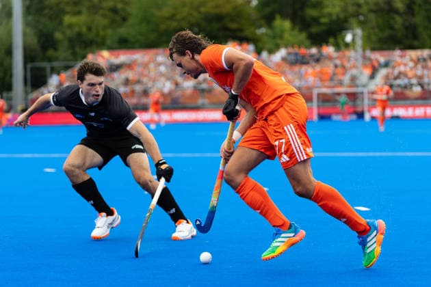Sport Bilder des Tages Netherlands v New Zealand - FIH Hockey World Cup AMSTELVEEN, NETHERLANDS - AUGUST 16: Floris Middendorp of Netherlands and Nic Woods of New Zealand during the FIH Hockey World Cup match between Netherlands and New Zealand at Wagener Stadion on August 16, 2026 in Amstelveen, Netherlands. Amstelveen Wagener Stadion Netherlands Content not available for redistribution in The Netherlands directly or indirectly through any third parties. Copyright: xMarcelxvanxPlateringenx
