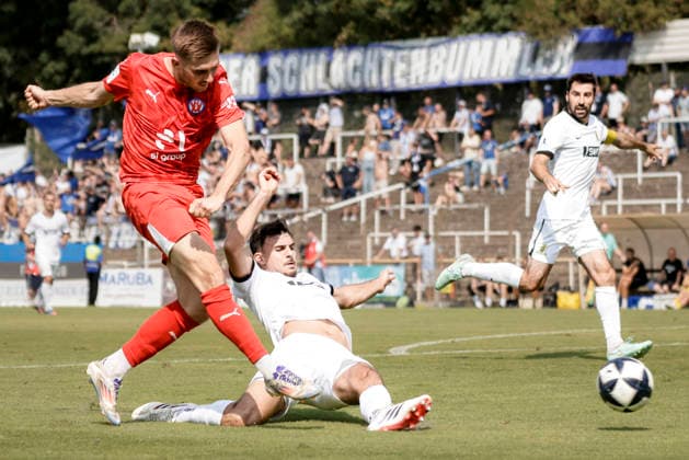 16.08.2026, xhettx, Fussball Regionalliga Suedwest, VfR Mannheim - Eintracht Trier v.l. Dimitrios Mitakidis (SV Eintracht Trier, 4) blockt den Schuss von Robin Tim Becker (VfR Mannheim, 16) (DFL DFB REGULATIONS PROHIBIT ANY USE OF PHOTOGRAPHS as IMAGE SEQUENCES and or QUASI-VIDEO) *** August 16, 2026, xhettx, Regionalliga Southwest soccer, VfR Mannheim vs. Eintracht Trier, l Dimitrios Mitakidis, SV Eintracht Trier, 4 blocks the shot by Robin Tim Becker of VfR Mannheim, 16 DFL and DFB regulations prohibit any use of photographs as image sequences and or quasi-video