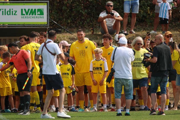 Grosses Medieninteresse um Niklas Suele (SV Tiefenbach, 22), SV Tiefenbach vs. SG Kirchardt, Fussball, bfv - Kreisliga Sinsheim, 1. Spieltag, 2026 2027, 16.08.2026, SV Tiefenbach vs. SG Kirchardt, Fussball, bfv - Kreisliga Sinsheim, 1. Spieltag, 2026 2027, 16.08.2026 Östringen *** Significant media interest in Niklas Suele, SV Tiefenbach, 22, SV Tiefenbach vs. SG Kirchardt, soccer, bfv Sinsheim District League, Matchday 1, 2026–2027, August 16, 2026, SV Tiefenbach vs. SG Kirchardt, soccer, bfv Sinsheim District League, Matchday 1, 2026–2027, August 16, 2026, Östringen Copyright: xEibner-Pressefoto VornamexNachnax EP_JPA