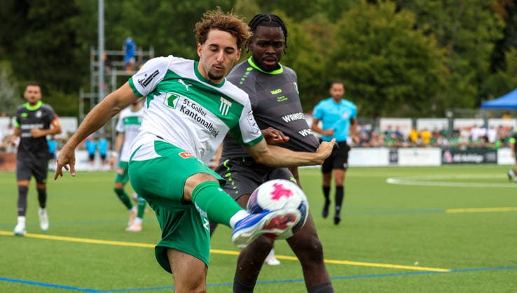 Fussball: Schweiz: Schweizer Cup 2026 2027 - 16.08.2026 - FC Thalwil vs. FC St. Gallen 1879 - Sportanlage Brand (Thalwil ZH, Schweiz); Bonsu vom FC Thalwil und Joel Ruiz vo FC St. Gallen 1879 hier im Kampf um den Ball Thalwil ZH Sportanlage Brand Kanton Zürich Schweiz *** Soccer Switzerland Swiss Cup 2026 2027 August 16, 2026 FC Thalwil vs. FC St. Gallen 1879 Brand Sports Complex, Thalwil, ZH, Switzerland Bonsu of FC Thalwil and Joel Ruiz of FC St. Gallen 1879 battle for the ball here in Thalwil, ZH, at the Brand Sports Complex, Canton of Zurich, Switzerland Copyright: xAmiirxAmedjouax