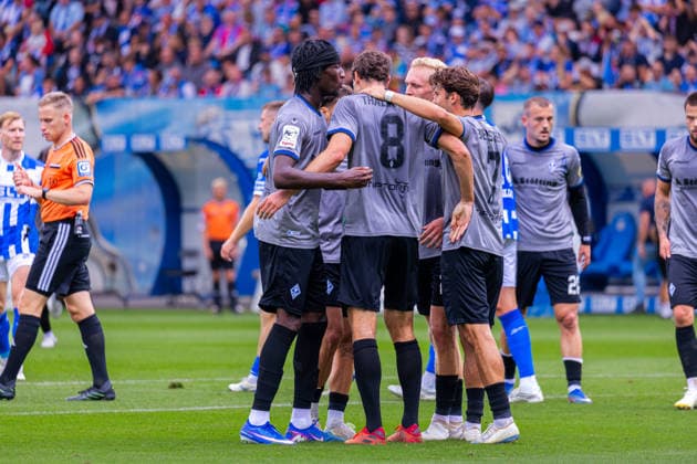 Deutschland: 3.Liga, Saison 2026 2027, 16.08.2026, 2. Spieltag, FC Hansa Rostock vs Waldhof Mannheim, Ostseestadion : Torjubel nach dem Tor zum 0:2 für den Waldhof Mannheim durch Torschütze Rieckmann, Julian (Waldhof Mannheim, 21), Thalhammer, Maximilian (Waldhof Mannheim, 8), Bierschenk, Lovis (Waldhof Mannheim, 7) *** Germany 3rd Division, 2026–2027 Season, August 16, 2026, Matchday 2, FC Hansa Rostock vs. Waldhof Mannheim, Ostseestadion. Celebrations after Waldhof Mannheim’s 0–2 goal scored by Rieckmann, Julian Waldhof Mannheim, 21, Thalhammer, Maximilian Waldhof Mannheim, 8, Bierschenk, Lovis Waldhof Mannheim, 7 Copyright: xMichellexLukax