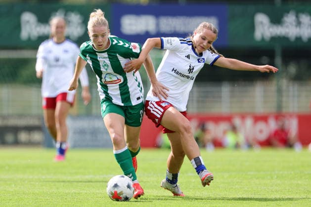 v.li.: Elena Dhont (SV Werder Bremen, 31) und Jonna Wrede (Hamburger SV, HSV, 26) im Zweikampf, Duell, Dynamik, Aktion, Action, Spielszene, 16.08.2026, Rotenburg (Wümme) (Deutschland), Fussball, Testspiel Frauen, SV Werder Bremen - Hamburger SV *** From left: Elena Dhont of SV Werder Bremen, 31, and Jonna Wrede of Hamburger SV (HSV), 26, in a one-on-one battle, duel, dynamic play, action, game scene, August 16, 2026, Rotenburg Wümme, Germany, soccer, women’s friendly match, SV Werder Bremen vs. Hamburger SV xobx