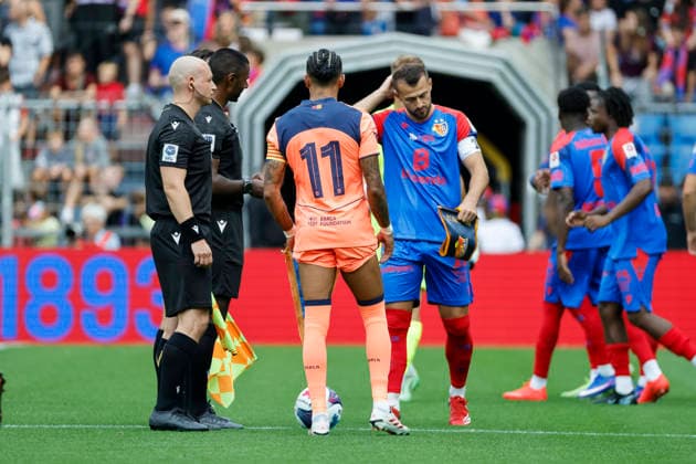 Platzwahl mit Raphinha FC Barcelona, Barca 11) und Albian Ajeti (FC Basel, 23) , Schweiz, Fussball, Testspiel, 2026 2027, FC Basel vs. FC Barcelona, 16.08.2026, Basel Sankt Jakob Park Schweiz *** Lineup featuring Raphinha (FC Barcelona, 11) and Albian Ajeti (FC Basel, 23), Switzerland, soccer, friendly match, 2026–2027, FC Basel vs. FC Barcelona, August 16, 2026, St. Jakob Park, Basel, Switzerland Copyright: xGrantxHubbsx